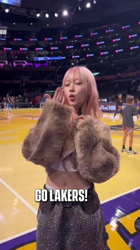 韩国女星Heyoon现身湖人主场送飞吻：Go Lakers!!!